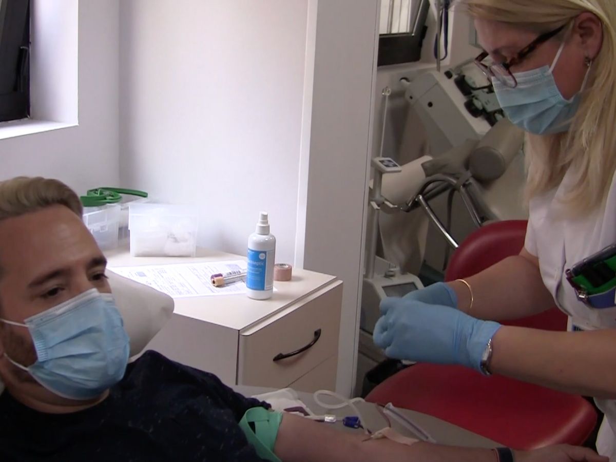 Enfermera con un paciente que ha acudido a donar sangre